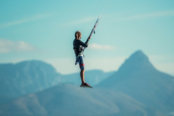 Athlète de kitesurf dans le ciel bleu