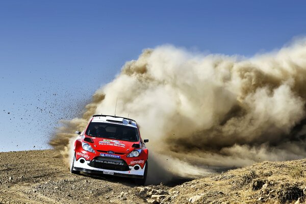 Rallye durch die Wüste vor dem Hintergrund des blauen Himmels