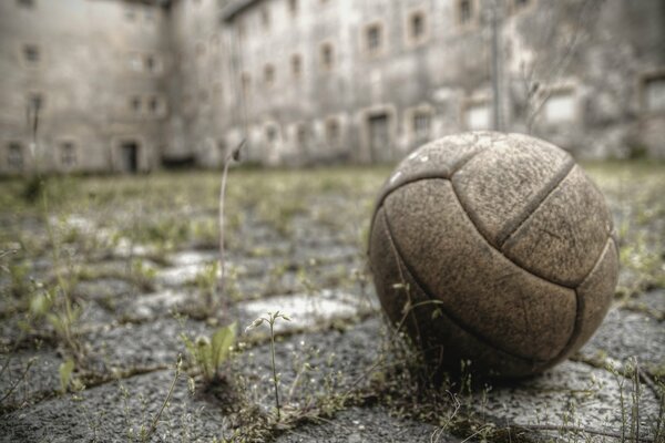 Zapomniana piłka w opuszczonym podwórku