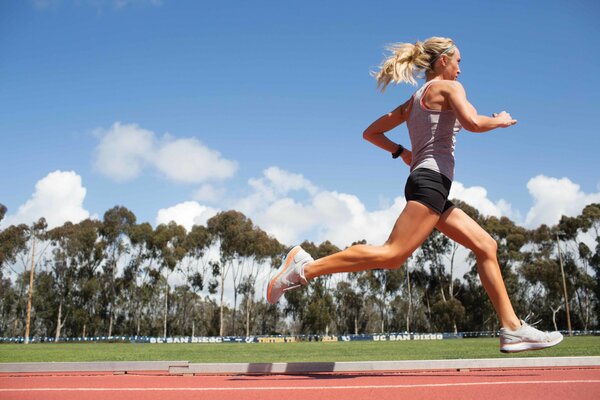 Chica corriendo en el fondo del cielo azul