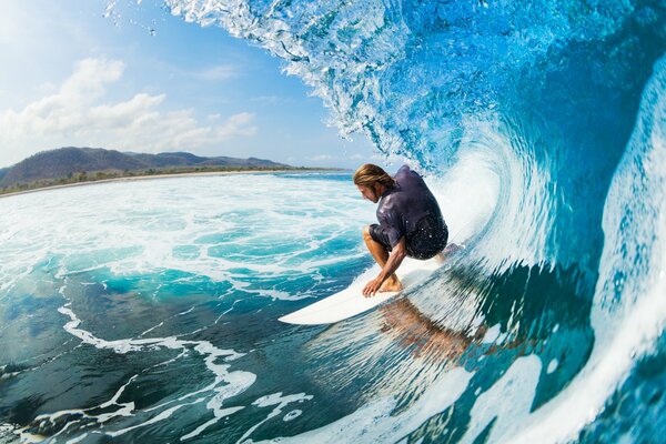 Hombres y surf en el agua