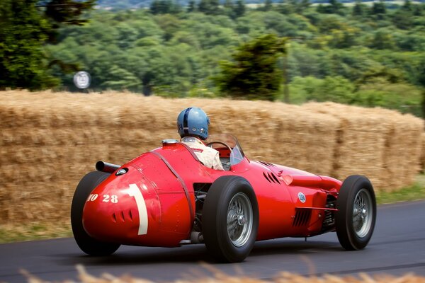 Der Maserati 250f befindet sich auf einer Schnellstraße