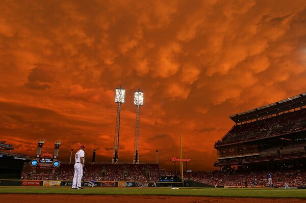 Beaux nuages au-dessus du stade où ils jouent au baseball