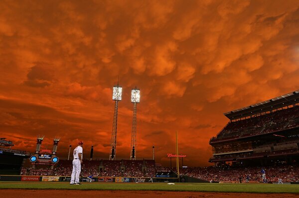 Belle nuvole sopra lo stadio dove si gioca a baseball