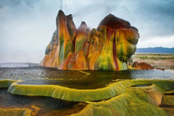 Montagne colorée dans le bassin d eau