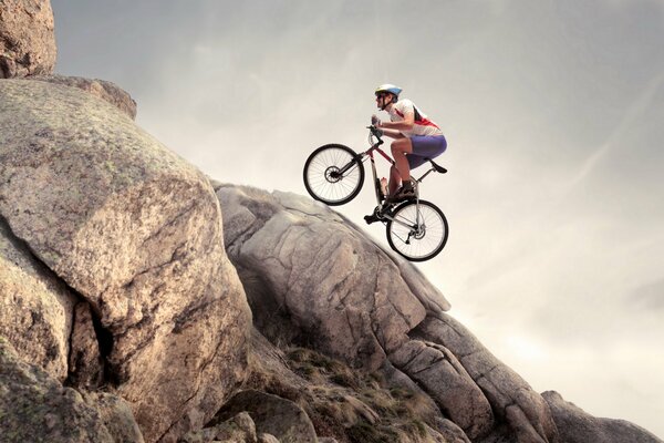 Un homme à vélo Monte sur les rochers