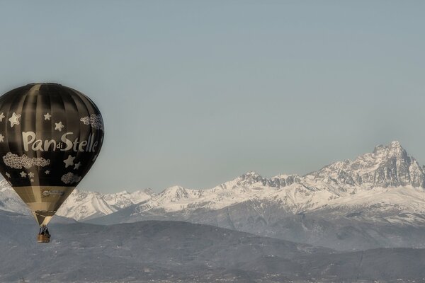 Bellissimo paesaggio con palloncino