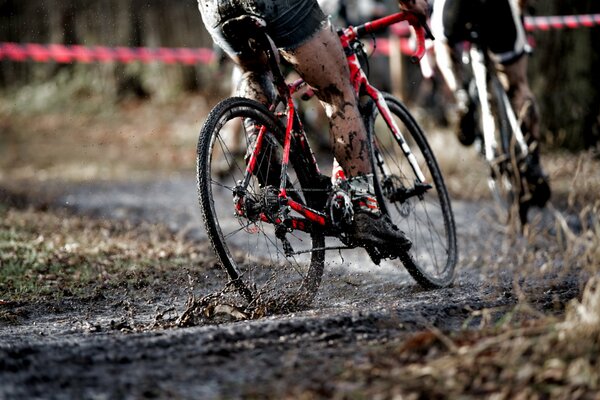 Cyclistes sur une piste boueuse