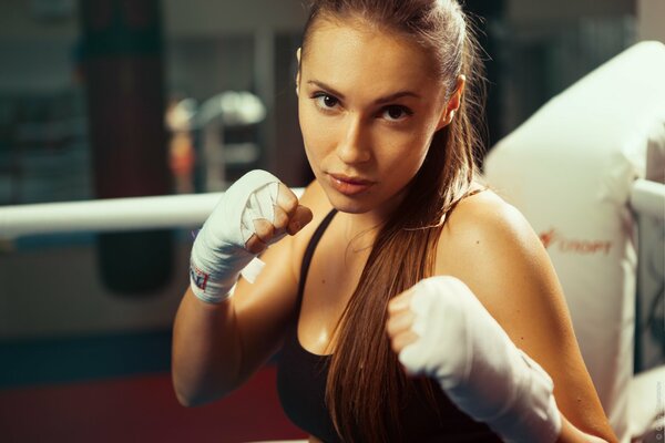 Joven boxeador chica posando