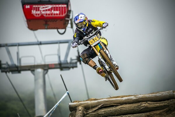 Saltar al cielo de un ciclista en las carreras