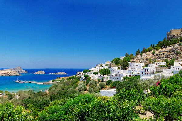 Eine Festung an der Küste eines griechischen Städtchens