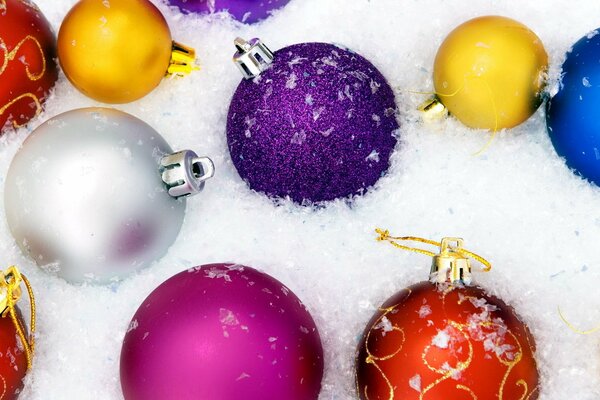 Weihnachtskugeln im schneeweißen Schnee