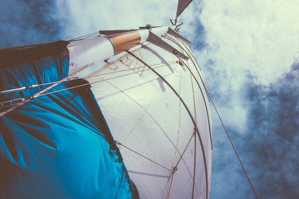 Vela del yate en el cielo azul