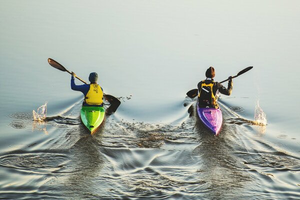 Sports nautiques aviron dans la rivière