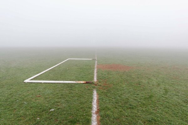 Porta. Campo da calcio e nebbia