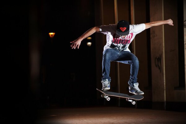 Ein Bildschirmschoner mit einem Mann, der auf einem Skateboard springt. Sport