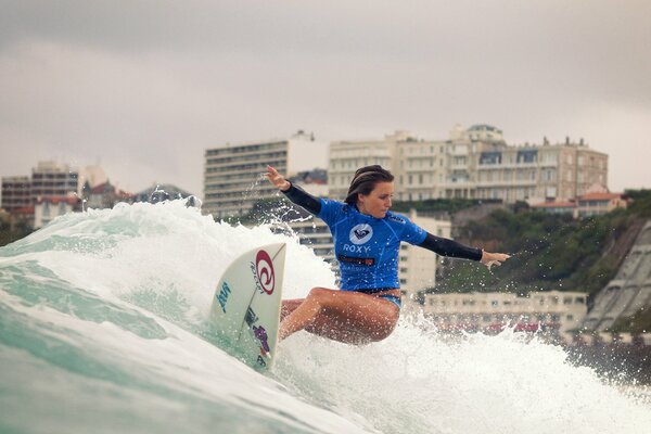 Alana Blanchard sur la vague de la mer