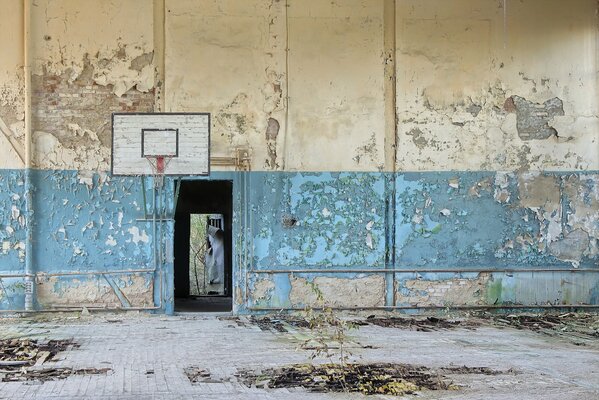 Une salle de sport abandonnée dans un état brisé