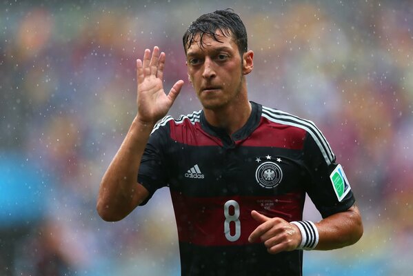 Германский футболист под ливневым дождем
