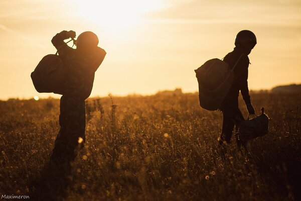 Deux au coucher du soleil sur le terrain