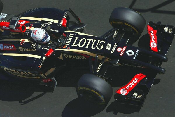 Reno Rennwagen mit Lotus-Logo