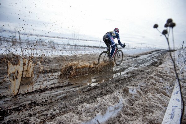 Velocrosse bei Männern bei schlechtem Wetter