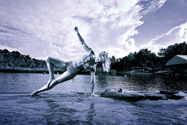 Yoga-Mädchen auf der Wasseroberfläche