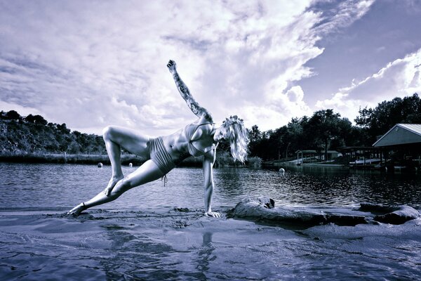 Chicas de yoga en la superficie del agua