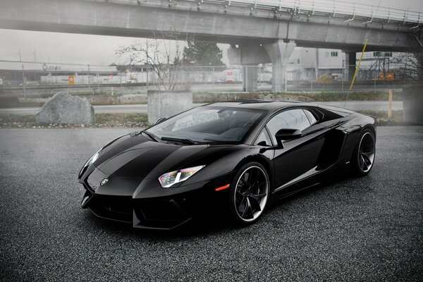 Lambo aventador negro en el estacionamiento