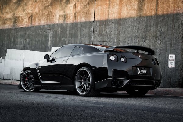 Nissan GTR negro con Llantas de ajuste