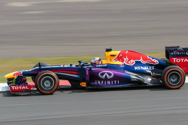 Voiture de course sur le circuit de formule 1