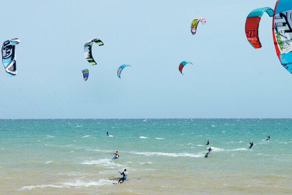 Le vent souffle dans les airs des parachutistes