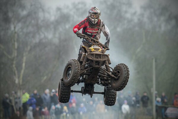 Ein Mann auf einem Quad nimmt an einem Rennen teil