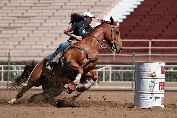 La ragazza fa sport equestri