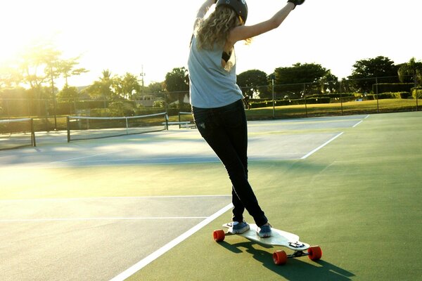 Ragazza sport skate board