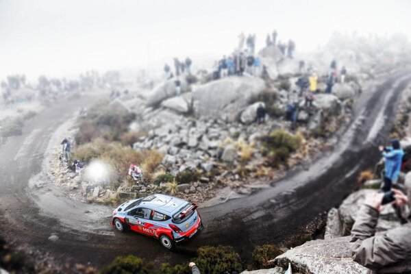 Ein mehrfarbiges Auto der Marke Hyundai auf der Straße. Rallye-Rennen