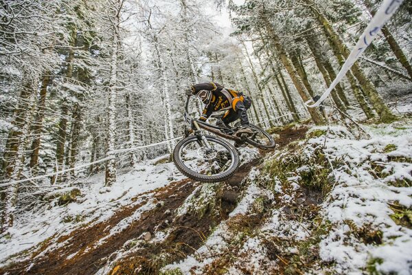 Gefährlicher Abstieg eines Radfahrers im Winter