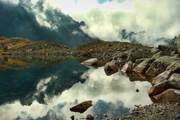 Nuages duveteux dans le brouillard sur les rochers