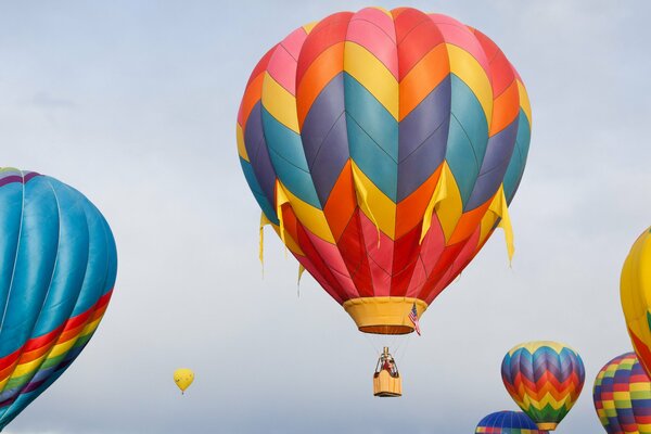 Flug in einem Heißluftballon in den Himmel