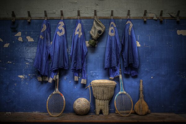 Equipo deportivo viejo sobre fondo azul