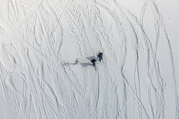 Skieurs sur fond de massif enneigé