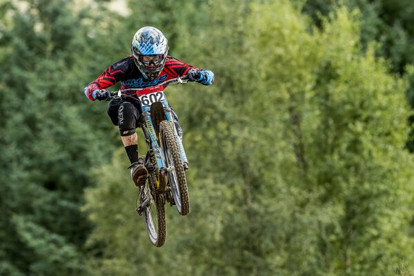 Fahrer kam mit dem Fahrrad vom Boden ab