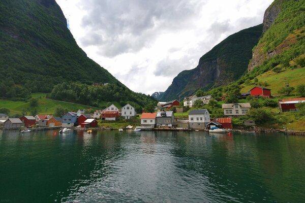 Houses and trees in front of a beautiful lake