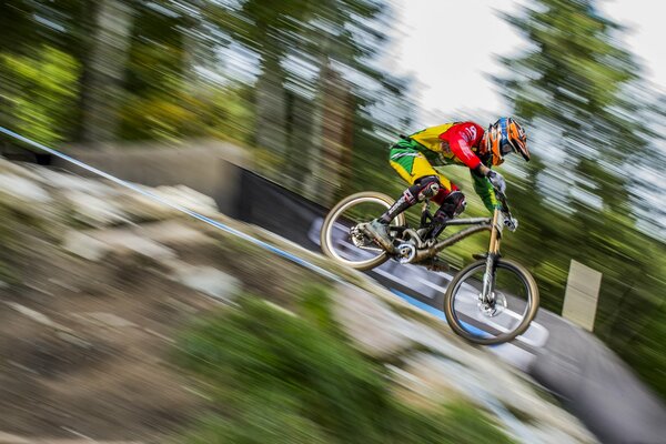 Cycliste sur piste de montagne