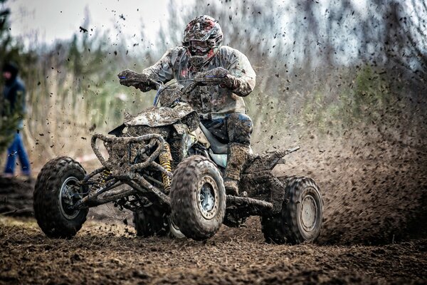 Quad bierze udział w wyścigu po błocie