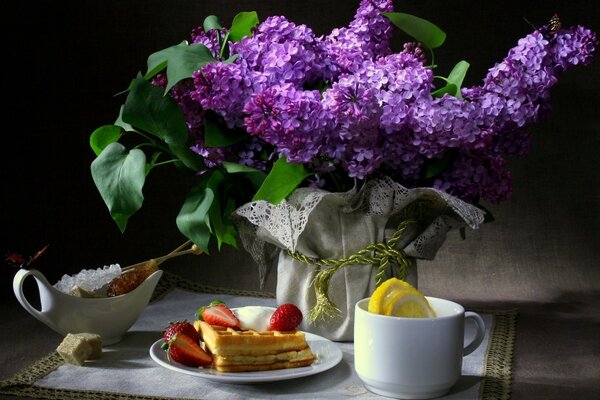 Natura morta con fiori di lillà, ottima colazione