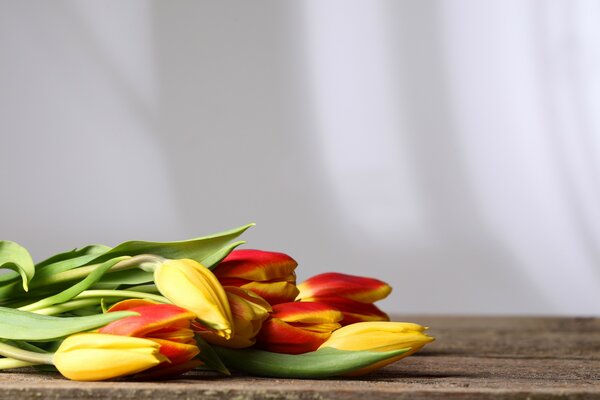 Bouquet de tulipes multicolores sur une table en bois