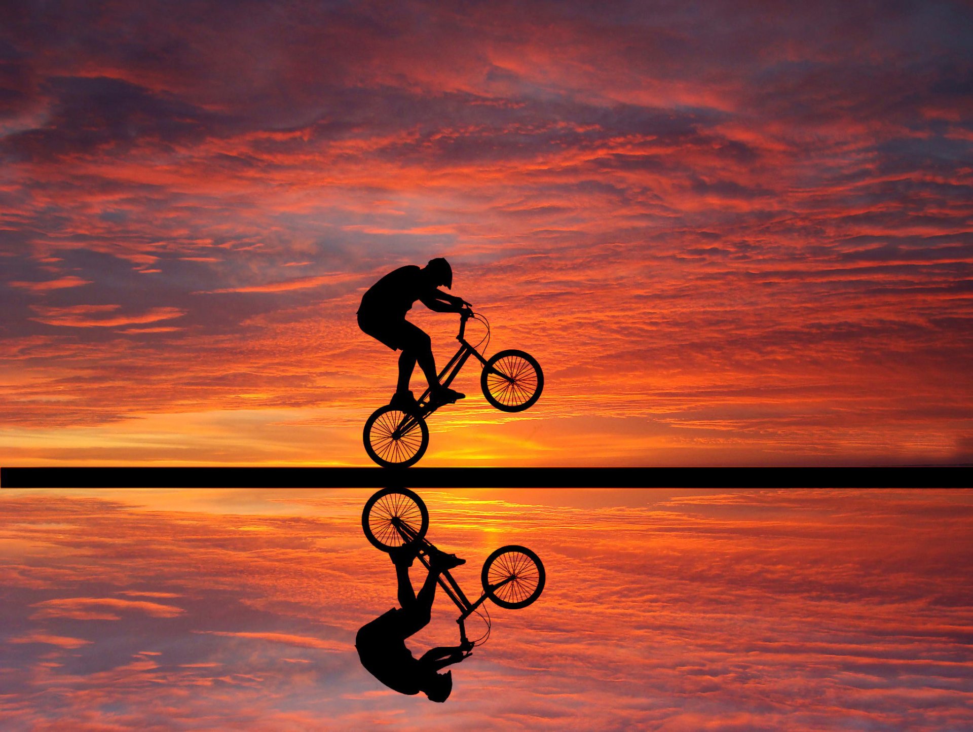 nubes puesta de sol ciclista reflexión