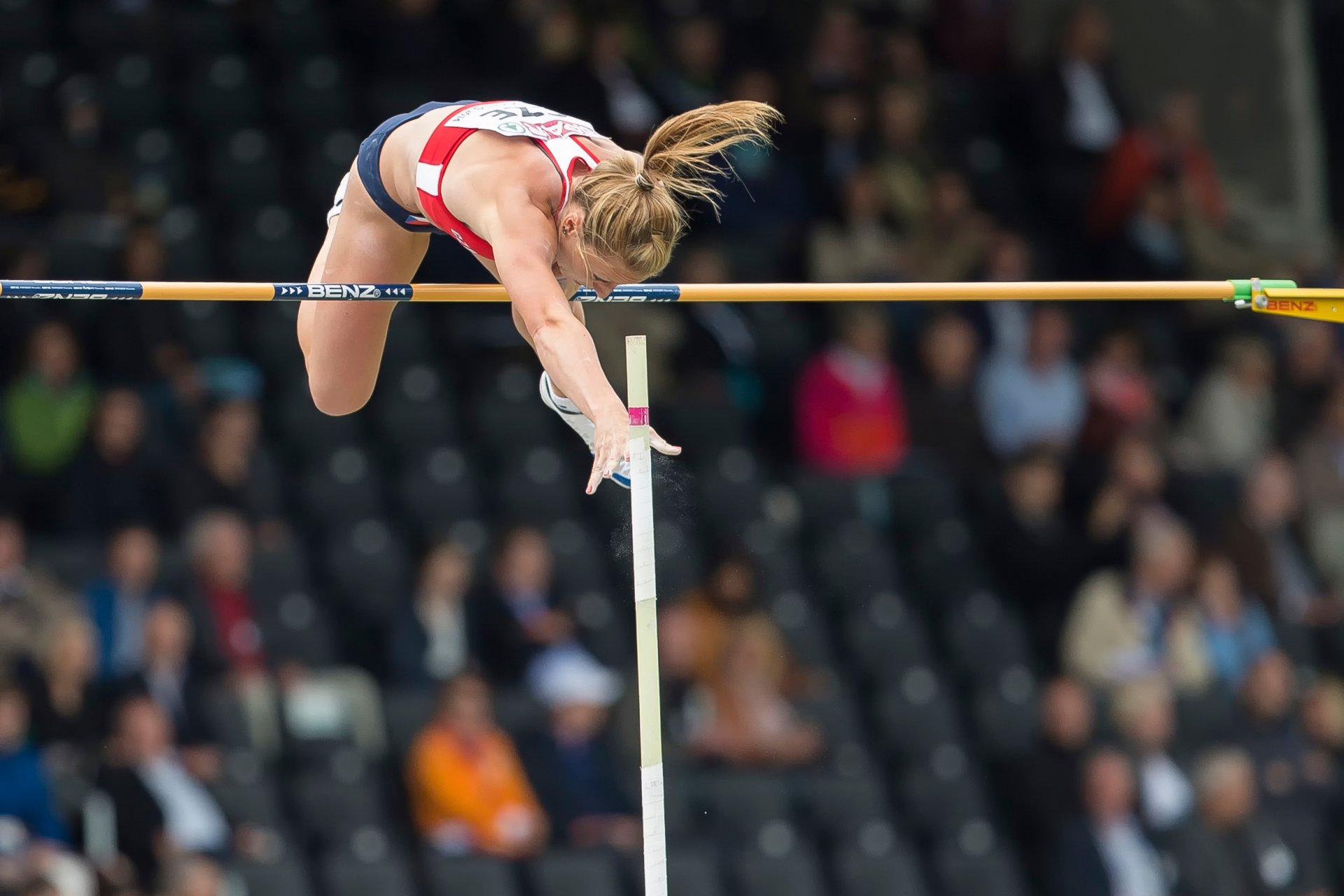 athlétisme saut à la perche athlète féminine