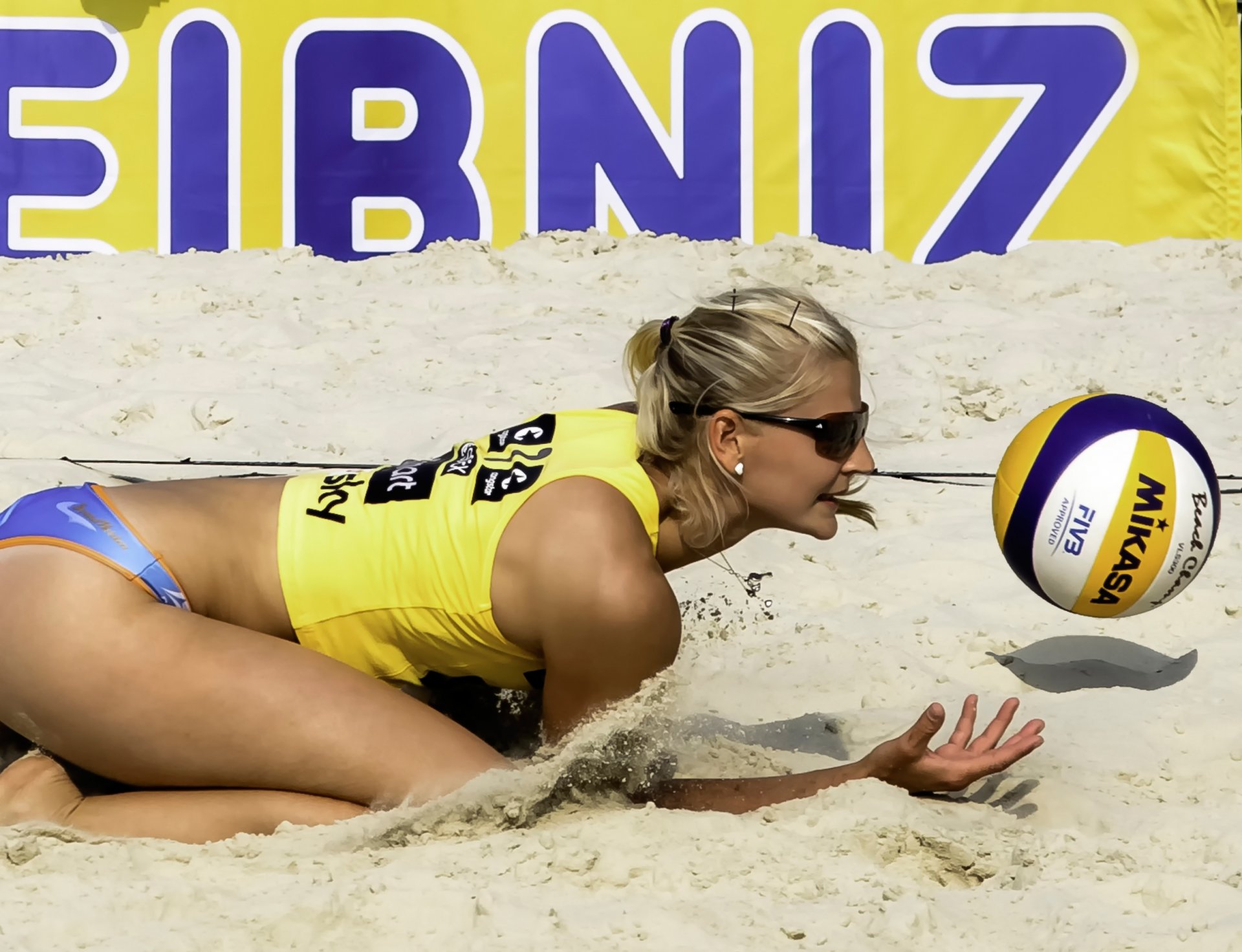 beachvolleyball beachvolleyball sportlerin ball